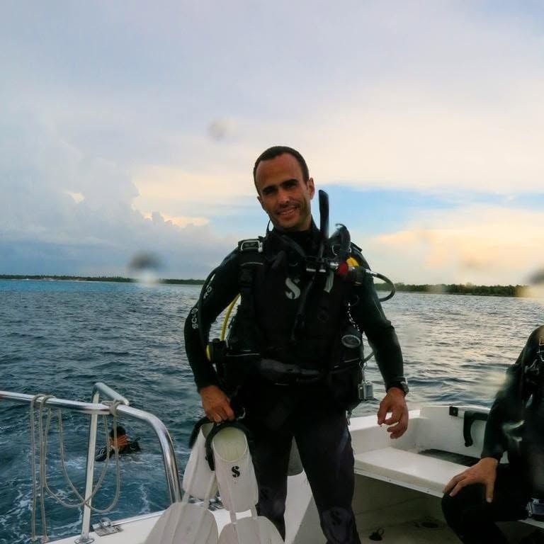 Instructor de buceo enseñando a estudiante