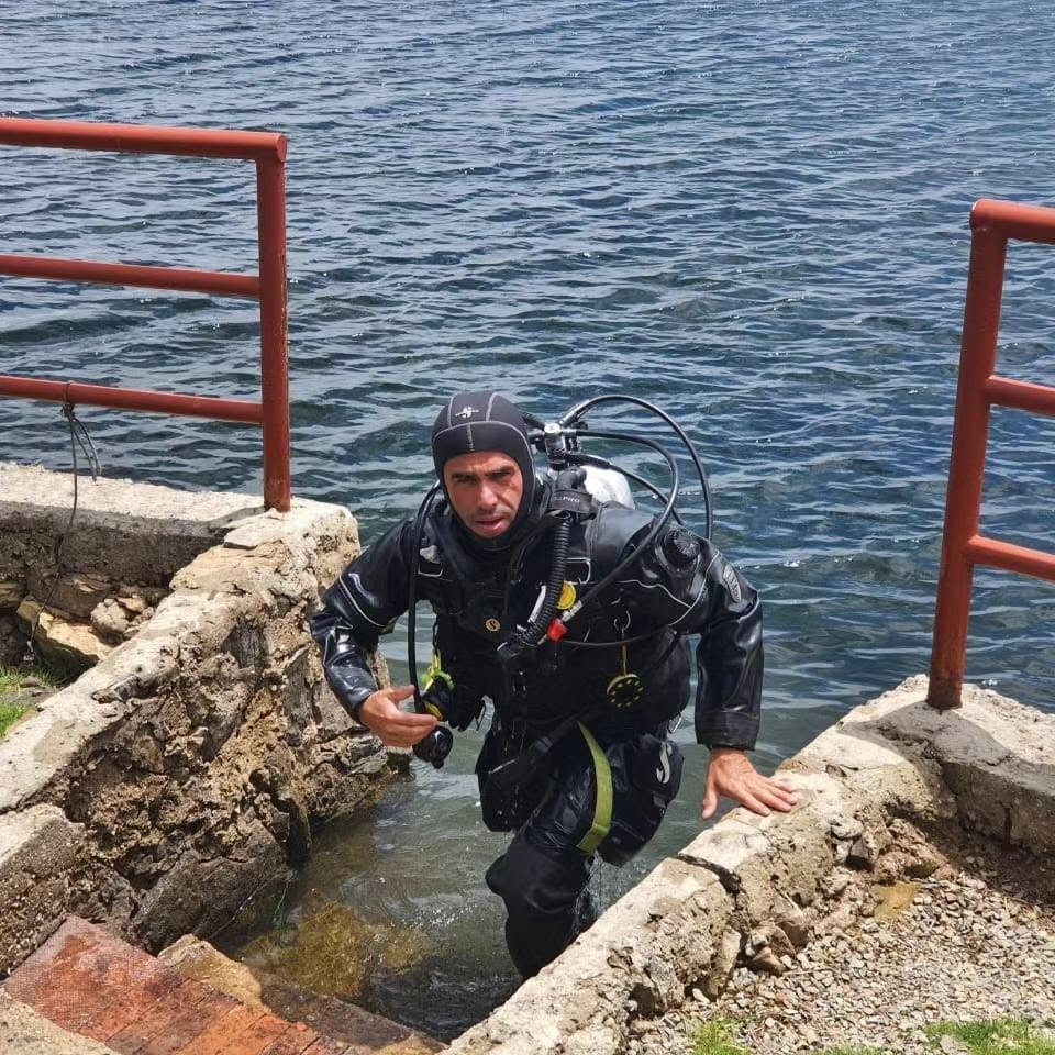 Buzos de Deep Divers en el Lago de Tota, Boyacá — buceo en agua dulce de alta montaña