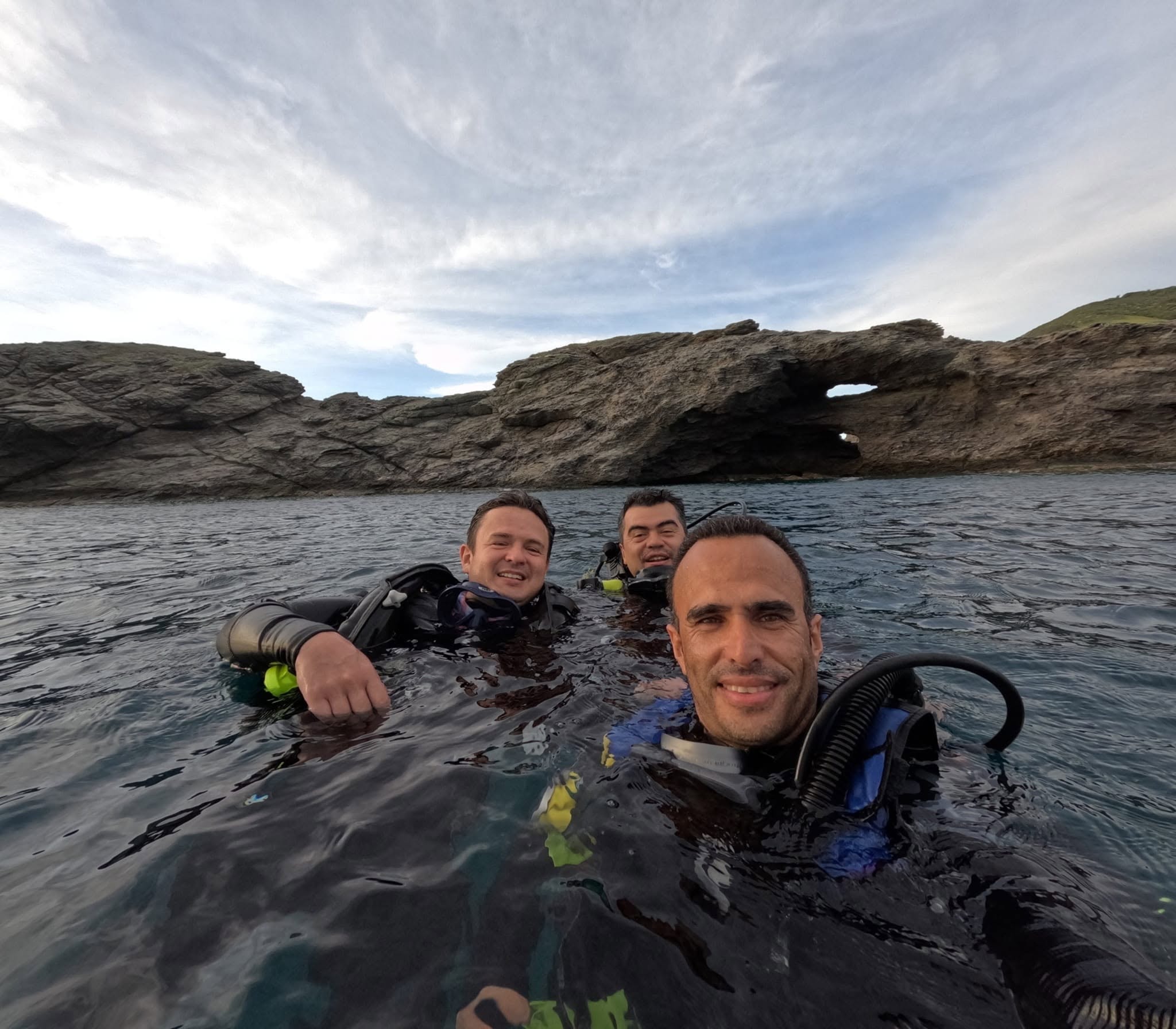 Equipo Deep Divers en Taganga, Santa Marta — buceo en el Caribe colombiano